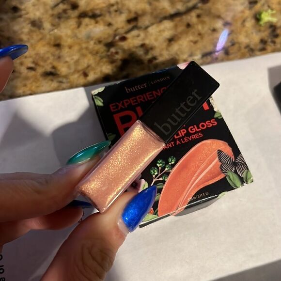 Lip Plumper Gloss, Metallic Eyeshadow, Eyeliner and Lipstick NEW Bundle w Case - Picture 2 of 9